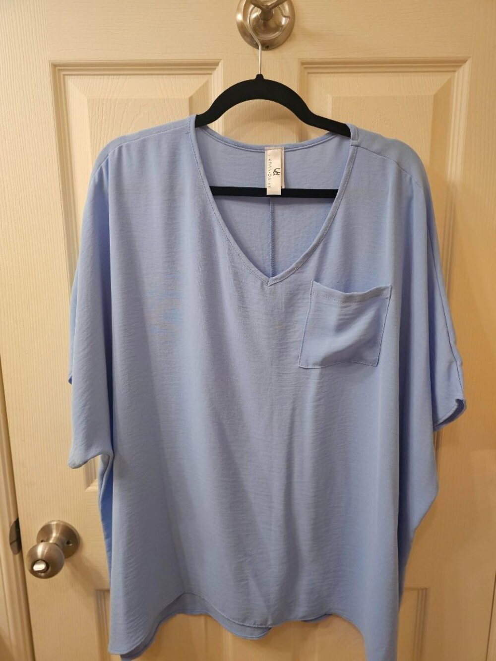 NWOT Urban Daizy Medium Periwinkle Blue Blouse w / Pocket